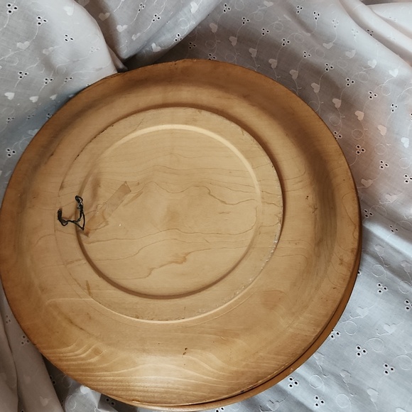 Hand-Painted Decorative Plate with Romanian Woman Portrait - Picture 5 of 6